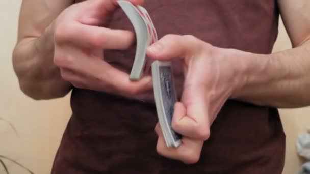 Primo piano di un giovane uomo mano mentre mescola un mazzo di carte. Giovane croupier mischia un mazzo di carte prima di giocare a poker. — Video Stock