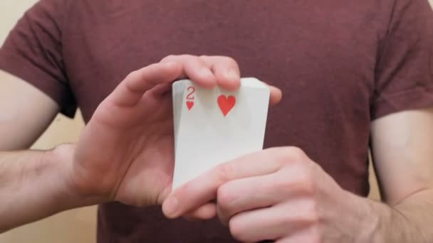 Un giovane mago fa un fan da un mazzo di carte che mostra un trucco di magia.Primo piano della mano di un giovane mago maschio, fa un fan da un mazzo di carte da gioco.. — Video Stock