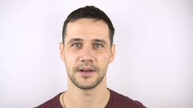 Genç bir adamın yanaklarına ağır ağır vurulur. Genç ve çekici bir erkek, kız arkadaşından tokat yer. Elin avuç içiyle yanağa ağır bir darbe almış..