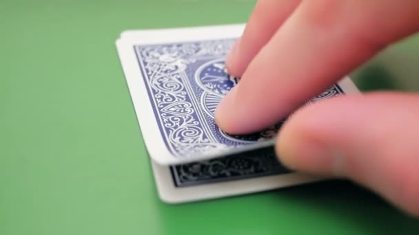 O jogador de poker verifica as suas cartas antes de aumentar a aposta. O jogador profissional de poker tem dois ases. Dois ases nas mãos de um jogador profissional de poker. Conceito de jogo. O profissional — Vídeo de Stock