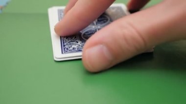 Profesyonel bir poker oyuncusunun elinde iki as. Poker oyuncusu bahsi artırmadan önce kartlarını kontrol eder. Profesyonel poker oyuncusunun iki ası vardır. Kumar anlayışı. Profesyonel.