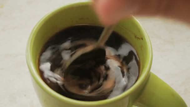 Une jeune femme au foyer attentionnée mélange du sucre dans une tasse de café aromatique chaud. Gros plan d'une jeune femme séduisante main elle remuer le sucre dans une tasse avec du café naturel aromatique. Fraîchement parfumé — Video