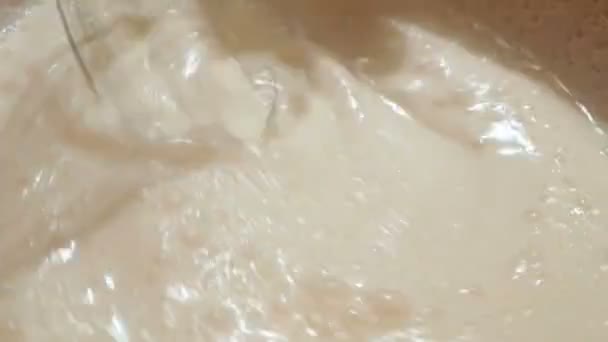 El chef bate crema de leche orgánica con una licuadora. — Vídeo de stock