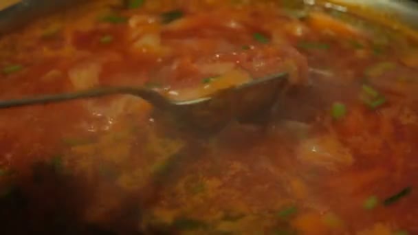 Vero borscht ucraino è cotto in una casseruola. Lo chef prepara borscht ucraino. Lo chef mescola il borsch ucraino bollente con un cucchiaio. — Video Stock