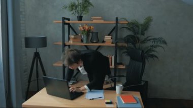 Genç ve çekici bir iş adamı aktif olarak iyi bir anlaşmanın tadını çıkarıyor. Genç ve yakışıklı bir işadamı anlaşmanın onaylanmasını hevesle bekliyor ve olumlu sonucun keyfini çıkarıyor. Bir genç.