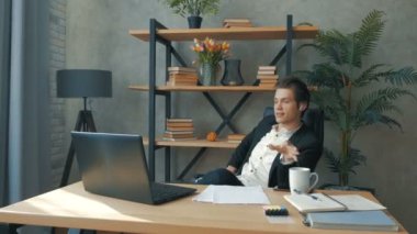 Genç ve çekici bir iş adamı önemli bir müşteriyle video bağlantısı üzerinden pazarlık ediyor. Genç yakışıklı bir CEO astlarıyla video bağlantısıyla toplantı yapıyor. Gelecek vaat eden genç bir iş adamı.