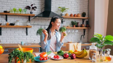Mutlu, genç bir ev hanımı neşeli bir ruh hali içinde, bir mikrofon gibi komik bir brokoli söylüyor ve mutfakta neşeyle dans ediyor. Sevgi dolu bir adama yemek hazırlarken şarkı söyleyip dans eden çekici genç bir kadın. Genç kaygısız kadın dans eder ve neşeyle şarkı söyler. 