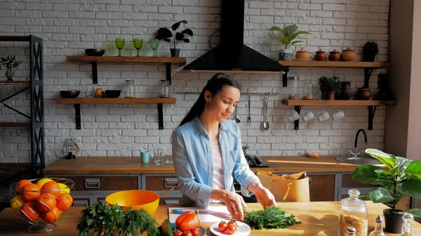 Gelukkig Jonge Huisvrouw Legt Aankopen Haar Keuken Young Beautiful Woman Stockfoto