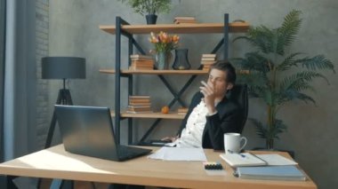 Genç yakışıklı bir CEO astlarıyla video bağlantısıyla toplantı yapıyor. Genç ve çekici bir iş adamı önemli bir müşteriyle video bağlantısı üzerinden pazarlık ediyor. Gelecek vaat eden genç bir iş adamı.