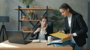 Genç bir CEO sekreteriyle iş meselelerini çözer. Genç bir seo sekreterine bir görev verir. Genç bir sekreter, imzası için patronuna belgeler getiriyor..