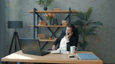 Genç yakışıklı bir CEO astlarıyla video bağlantısıyla toplantı yapıyor. Genç ve gelecek vaat eden bir iş adamı müşterisiyle video konferans yoluyla iletişim kurar. Genç ve çekici bir işadamı pazarlık yapıyor.