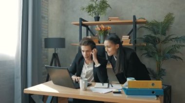 İş ortakları şirketlerinin ofisinde başarılı bir anlaşma yaptıkları için sevinirler. İş ortakları şirketlerinin gelişimini ofiste tartışırlar. Genç bir CEO ve iş ortağı olayı çözüyor.