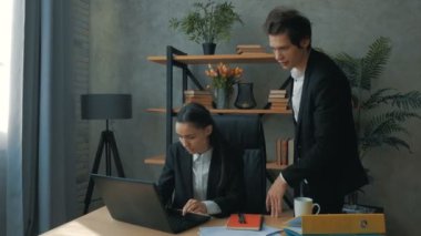 İş ortakları şirketlerinin gelişimini ofiste tartışırlar. Genç bir CEO ve ortağı şirketinin iş sorunlarını çözüyorlar. Ofis çalışanları bir konsept geliştiriyor.