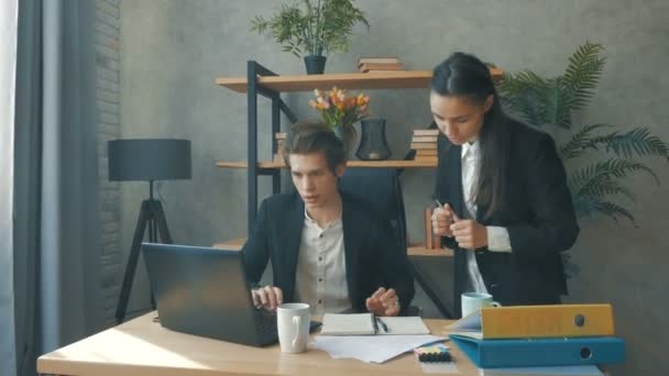 Un jeune PDG avec son partenaire d'affaires est en train de résoudre les problèmes commerciaux de son entreprise. Les employés de bureau développent un concept pour une nouvelle marque dans leur bureau. Les partenaires commerciaux discutent du développement de — Video