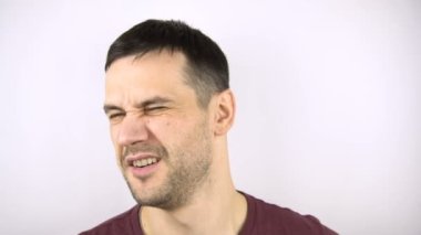 Genç ve çekici bir adam kız arkadaşından tokat yer. Elin avuç içiyle yanağa ağır bir darbe almış..