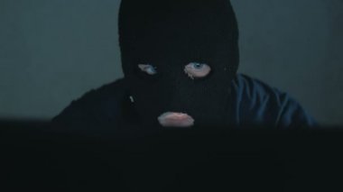 Siyah kar maskeli bir internet korsanı sandalyeye oturur ve laptoptan veri çalar. Siyah kar maskesi takan bir siber terörist bir web sitesini hackliyor ve internet kullanıcılarından önemli verileri çalıyor.