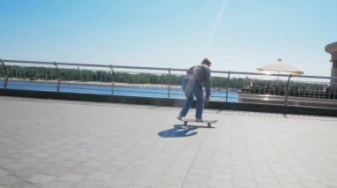 Profesyonel bir kaykaycı şehir seti boyunca kaykaya biner. Şehirde kaykay kaygısız gezen genç bir milenyum çocuğu. Profesyonel kaykaycı kendini geliştirmek için numaralar yapar.