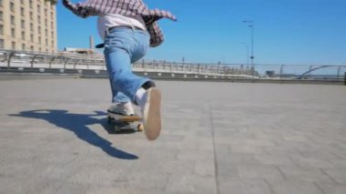 Profesyonel bir kaykaycı şehir seti boyunca kaykaya biner. Genç ve çekici bir adam kaykay sürüyor. Genç ve çekici bir adam kaykaya biniyor. Profesyonel bir kaykaycı kaykaya biner.