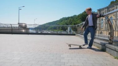 Genç bir adam kaykay sürerken tekme sallıyor. Şehirde kaykay süren genç bir milenyum çocuğu. Genç ve çekici bir adam kaykaya biniyor. Profesyonel bir kaykaycı.