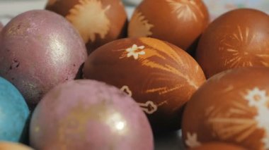 Çok renkli Paskalya yumurtaları bayram masasının üzerinde. Güzel dekore edilmiş Paskalya yumurtaları tabakta yatıyor..