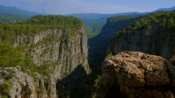 A kanyon meredek sziklái a zöld erdők között.Kilátás a gyönyörű fenséges hegyekre. Kilátás a vadon élő erdőkre és hegyekre. — Stock videók