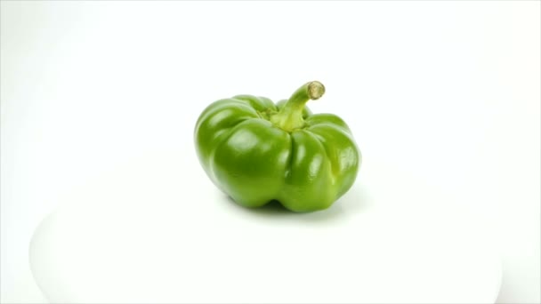Close-up Pimenta búlgara verde fresca gira sobre um fundo branco. Conceito de alimentação saudável. — Vídeo de Stock