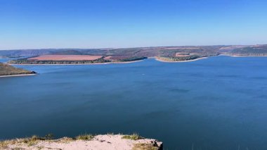 Güneşli bir günde dağ gölünün muhteşem manzarası. Yüksek kalite 4k görüntü
