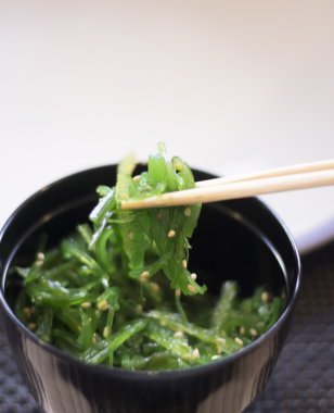 Japon deniz yosunu suşi como wakame