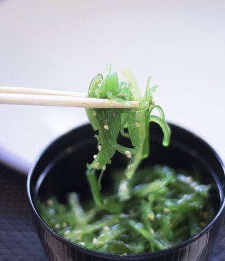 Japon deniz yosunu suşi como wakame