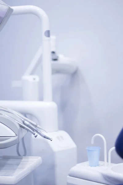 Silla de dentista y taza de enjuague bucal — Foto de Stock