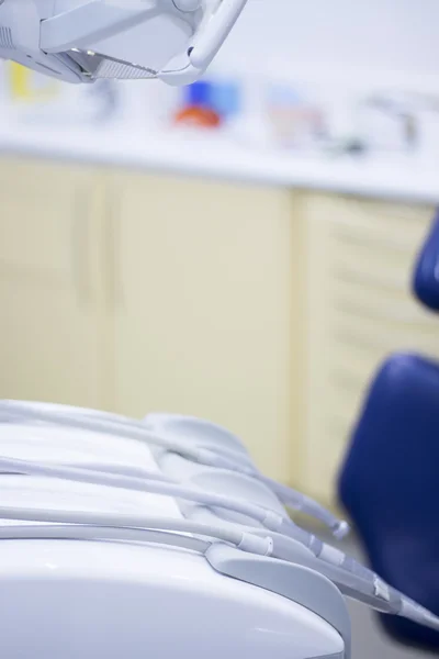 Cadeira de dentista e broca dentária — Fotografia de Stock