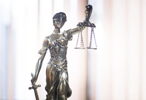Estatua de justicia legal en despacho de abogados — Foto de Stock