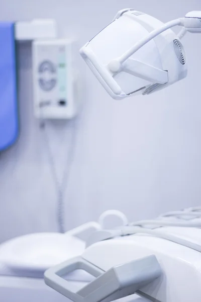 Cadeira de dentista e broca dentária — Fotografia de Stock