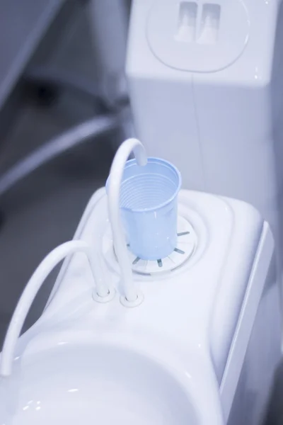 牙医的椅子上，嘴里冲洗杯 — 图库照片