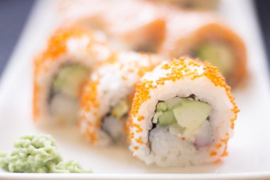 Japon restoranı somon suşi