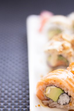 Japon restoranı somon suşi