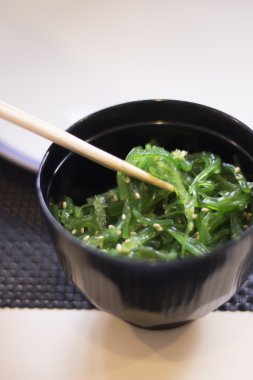 Japon deniz yosunu suşi como wakame