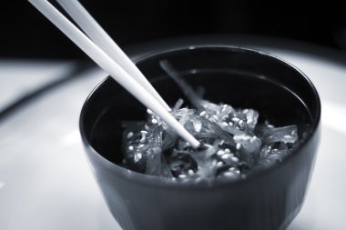 Japon deniz yosunu suşi como wakame