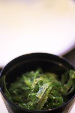 Japon deniz yosunu suşi como wakame