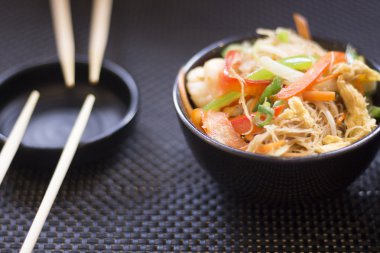 Çin restoranı kızarmış sebze yemek çubukları