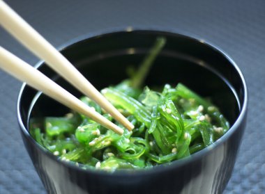 Japon deniz yosunu suşi como wakame
