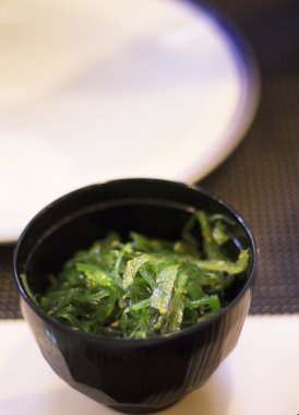 Japon deniz yosunu suşi como wakame
