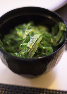 Japon deniz yosunu suşi como wakame