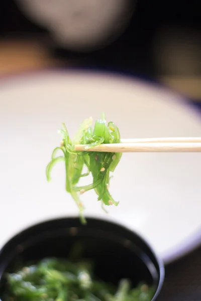 Sushi de algas japonesas como wakame — Fotografia de Stock
