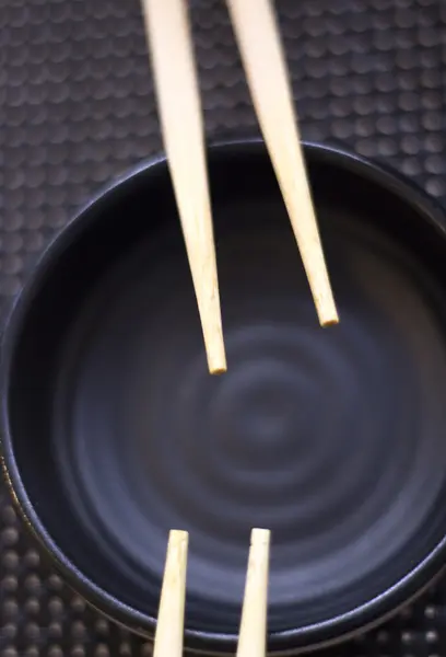 Traditionelle japanische orientalische Stäbchen aus Holz — Stockfoto