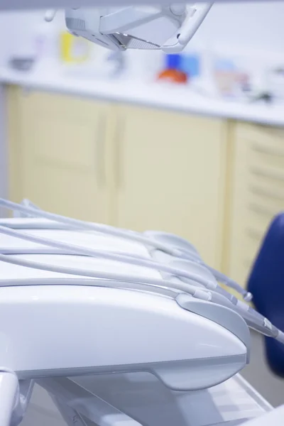 Καρέκλα του οδοντιάτρου και την οδοντιατρικού τρυπανιού — Φωτογραφία Αρχείου