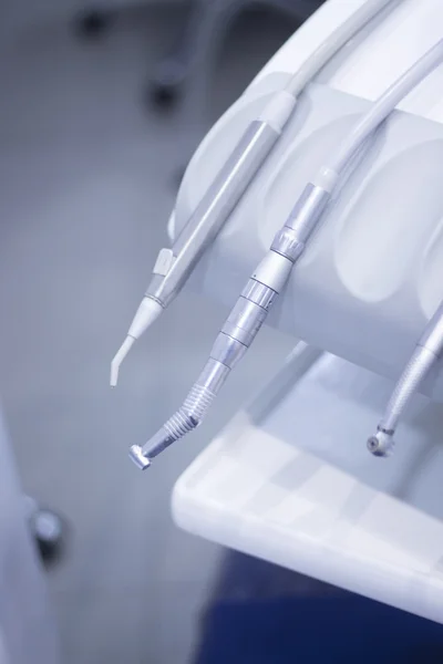 Стоматологічне крісло та стоматологічна дриль — стокове фото