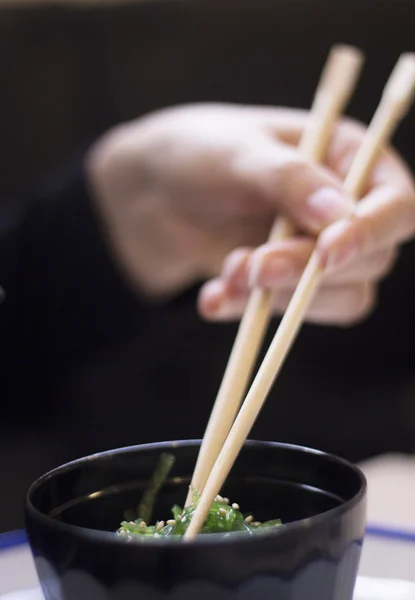 Sushi de algas japonesas como wakame — Fotografia de Stock