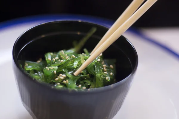 Sushi di alghe giapponesi como wakame — Foto Stock