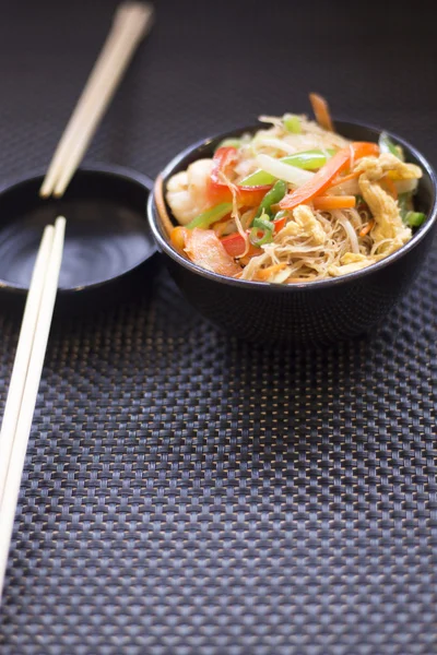 Chinesisches Restaurant frittiertes Gemüse Essstäbchen — Stockfoto